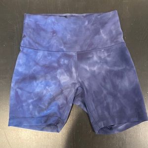 Lululemon wonder under bike shorts 6"